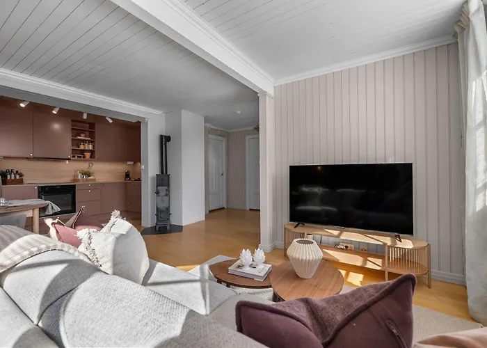 Stylish City Apartment With Mountain View